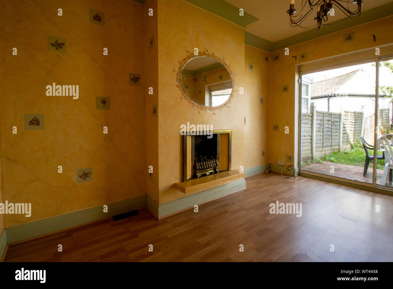 Ein alter 80er Jahre Stil Stil Wohnzimmer, typisch britischen britischen Stil eingerichtete Zimmer. Stockfoto