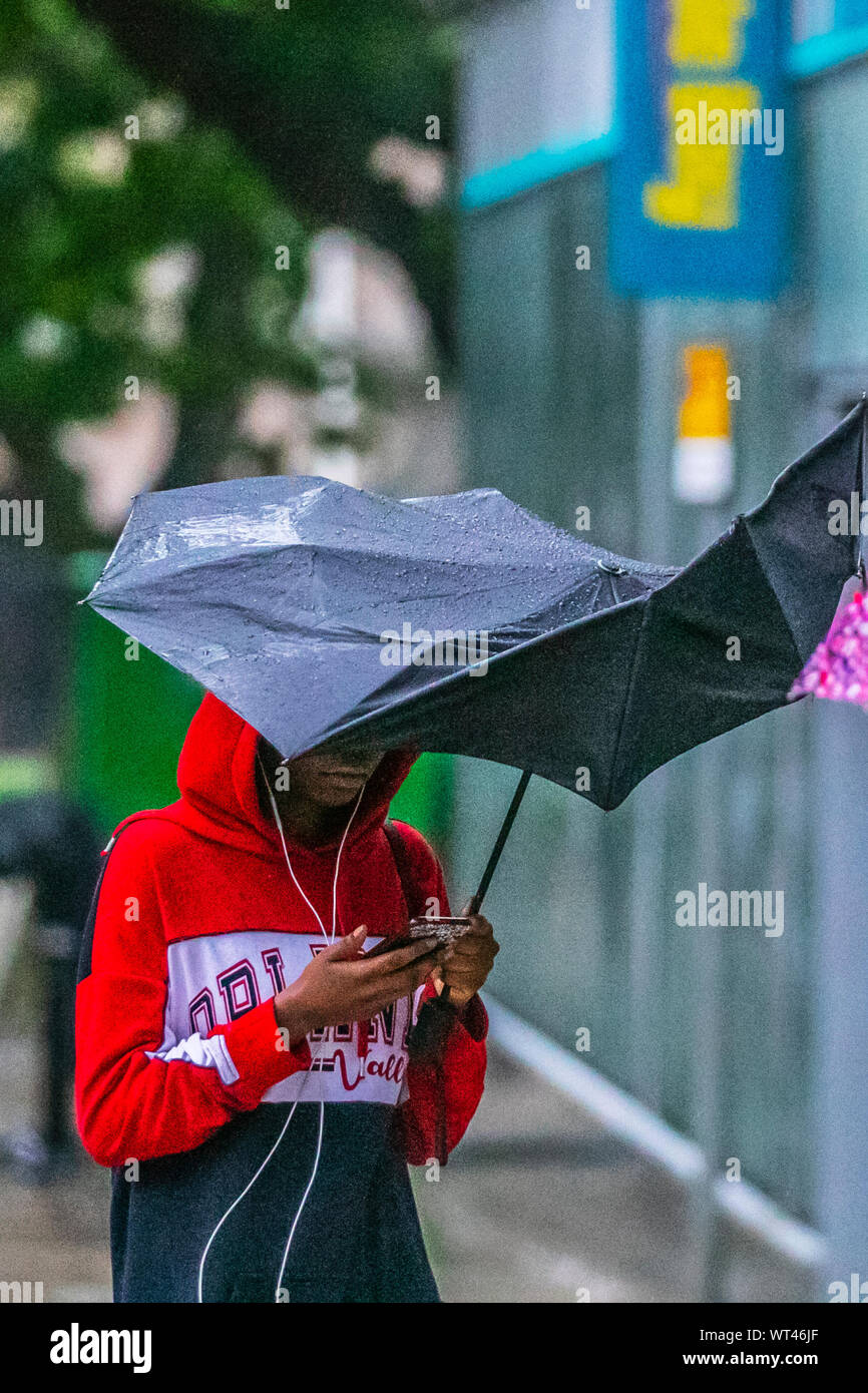 Starker Wind, kaputte Regenschirme und Regen in Preston, Lancashire. 11th. September 2019. Wetter in Großbritannien: Blustry beginnt den Tag mit starken Regenschauern im Stadtzentrum, und Einkäufer und Pendler gehen in den Einzelhandel, während die Überreste des tropischen Sturms Gabrielle in Großbritannien ankommen und dies und das wird weitere Regenausbrüche in westlichen Teilen des Landes mit sich bringen. Quelle: MediaWorldImages/Alamy Live News Stockfoto