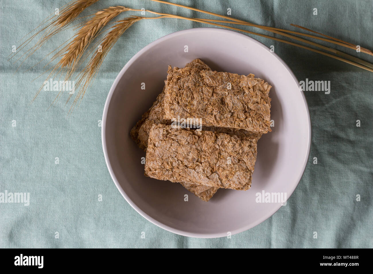 Müsliriegel in Frühstück Schüssel mit Weizen Ohren daneben - Ansicht von oben Foto Stockfoto