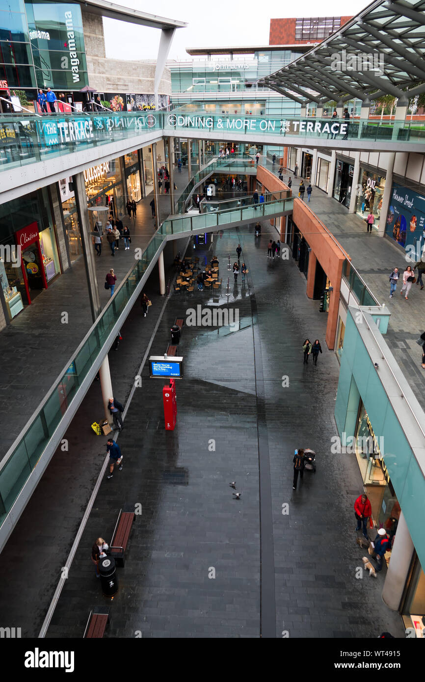 Leute, Shopping in Liverpool ONE, ein Einkaufs-, Wohn- und Freizeitzentrum in Liverpool, Großbritannien. Stockfoto