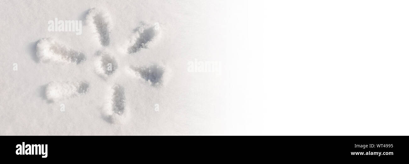 Nahaufnahme der Zeichnung der Sonne im Schnee, Panorama Winter Hintergrund Stockfoto