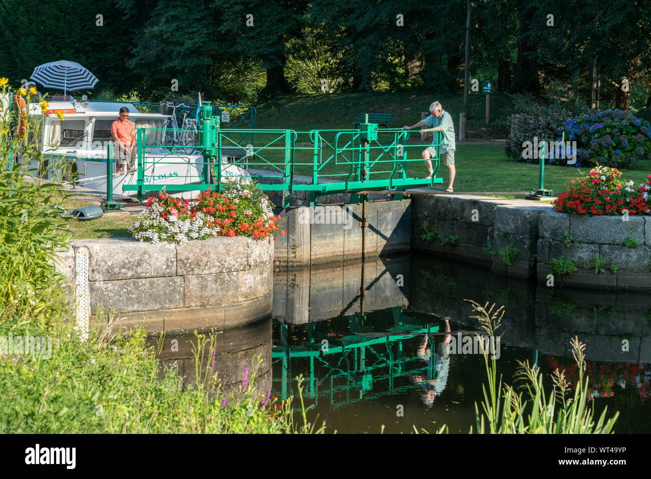 Josselin, Bretagne/Frankreich - 26. August 2019: Menschen bereiten Fluss Schleusen auf dem Fluss Oust in der Nähe von Josselin für Hausboote durch Stockfoto