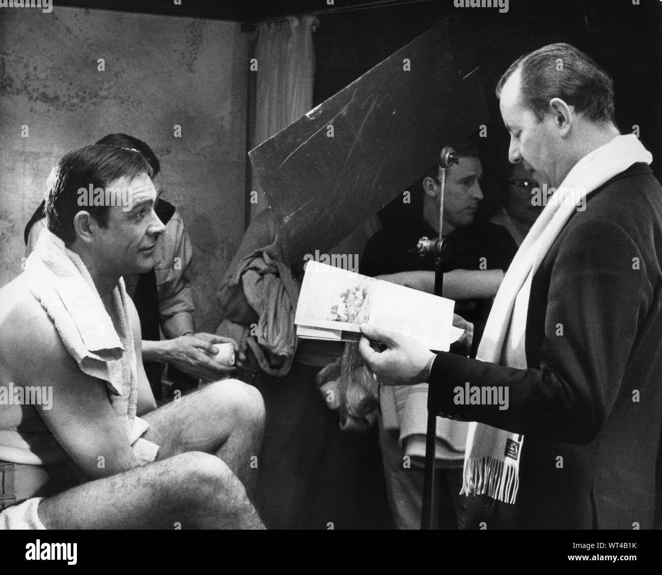 SEAN CONNERY als James Bond und Regisseur Terence Young auf offener