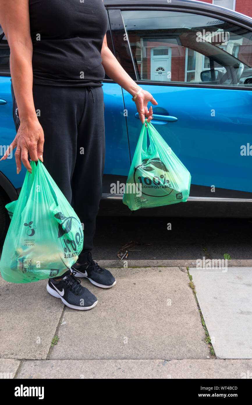 Eine Frau, die das neue Aldi Supermarkt kompostierbare Carrier bags Stockfoto