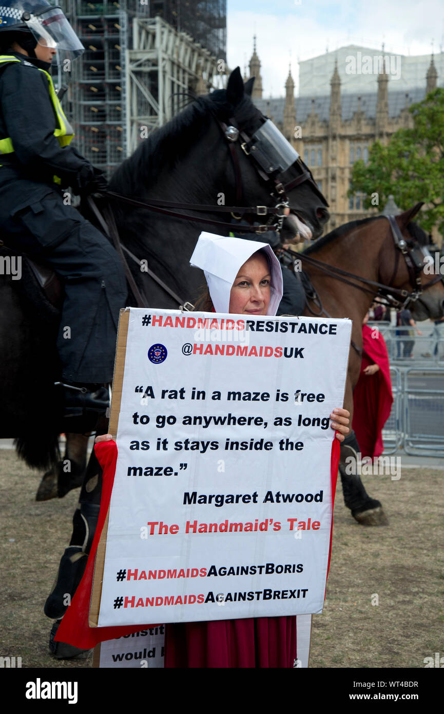 Proteste in Parliament Square. Bleiben Demonstranten gekleidet, wie Frauen aus der Geschichte der Dienerin Stockfoto