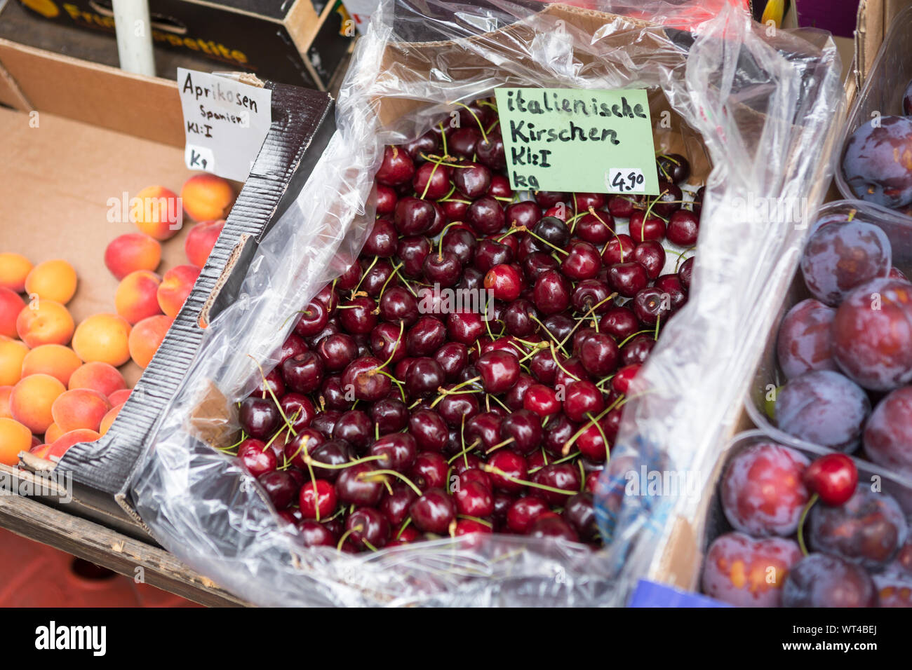 Italienische Kirschen zum Verkauf ein gemüsehändler in Deutschland Stockfoto