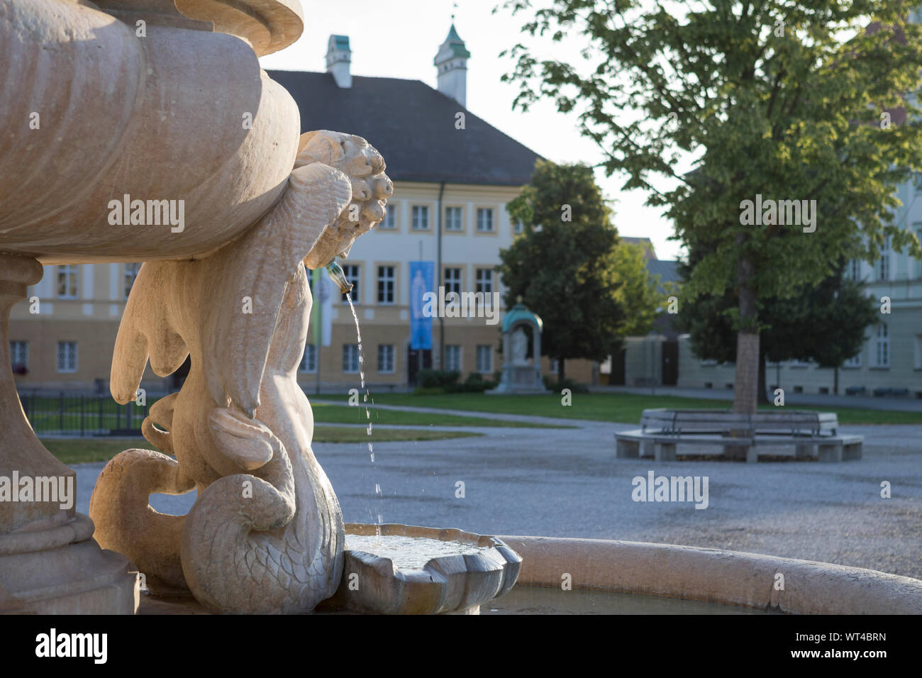 Cherubim sprühen Wasser in den berühmten Brunnen am Wallfahrtsort Quadrat in Altötting, Deutschland Stockfoto