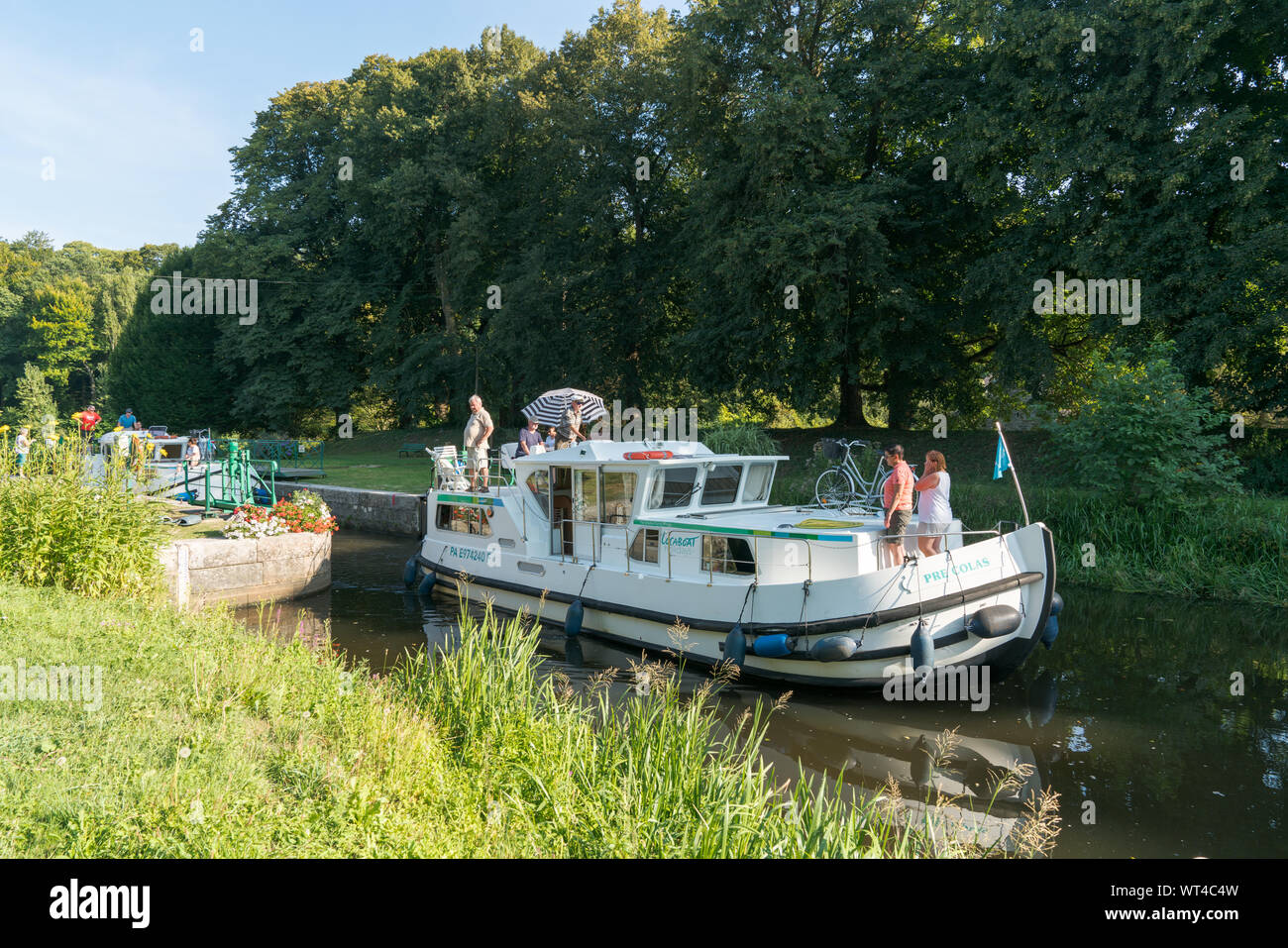 Josselin, Bretagne/Frankreich - 26. August 2019: Hausboote mit Touristen durch Fluss Schleusen auf dem Fluss Oust in der Nähe von Brest in der Bretagne Stockfoto