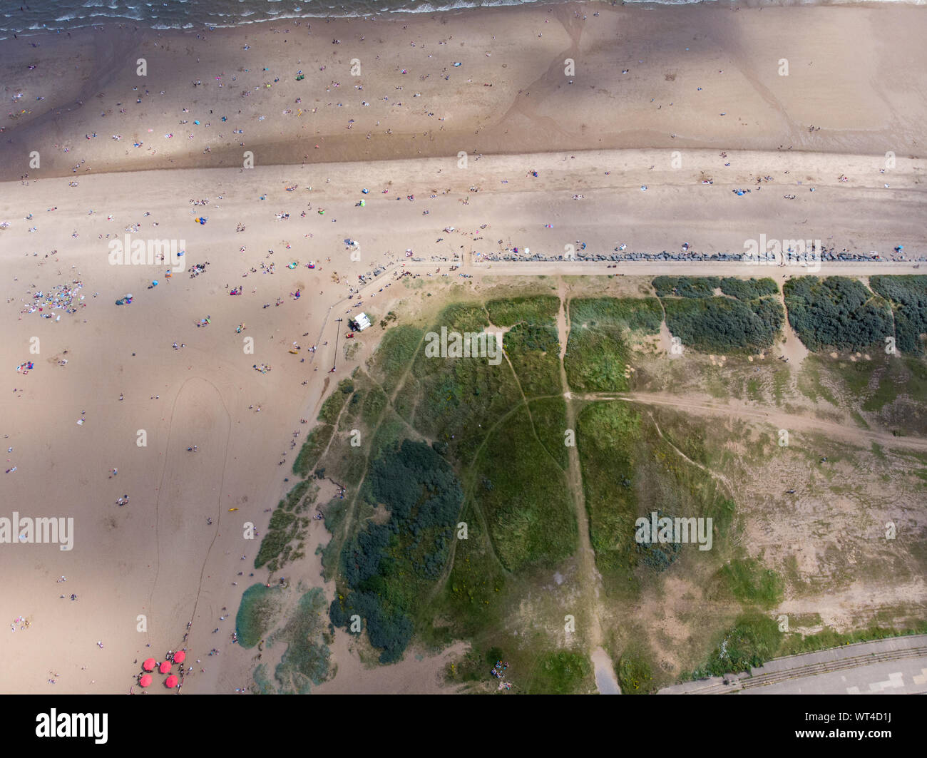 Luftaufnahme der Britischen Küstenstadt Skegness im Osten Lindsey ein Bezirk von Lincolnshire, England, zeigen den Strand und Pier auf einem beautifu Stockfoto