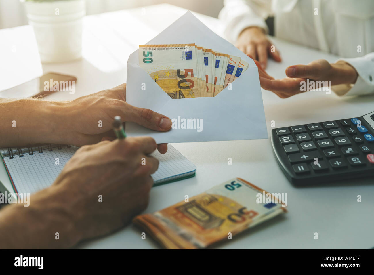 Illegale Beschäftigung Steuerhinterziehung Konzept Hand geben Briefumschlag mit Bargeld Stockfoto