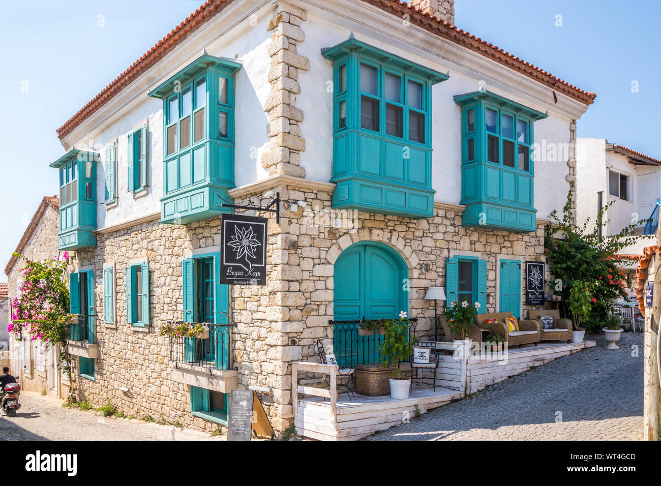Alacati, Türkei - 4. September 2019: Boutique Hotel mit blauen Balkon. Die Stadt ist ein beliebtes Ziel für Touristen. Stockfoto