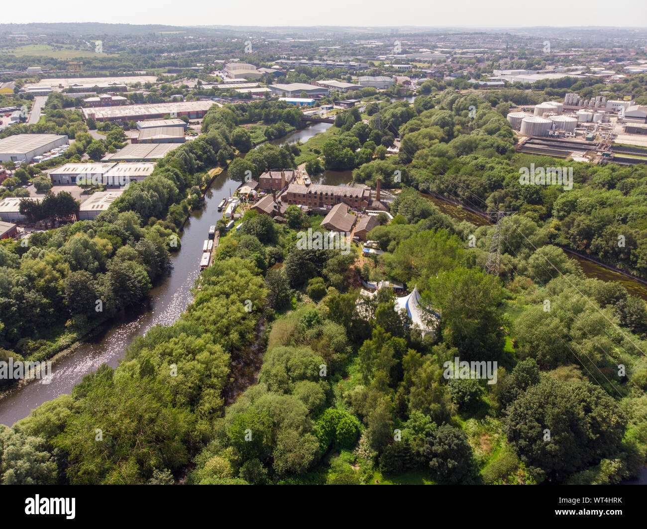 Luftaufnahmen der Made in Leeds Festival im Thwaite Mills entfernt entlang der Seite des Leeds Kanal zeigt das Wasser und Wasserfall an einem sonnigen Stockfoto