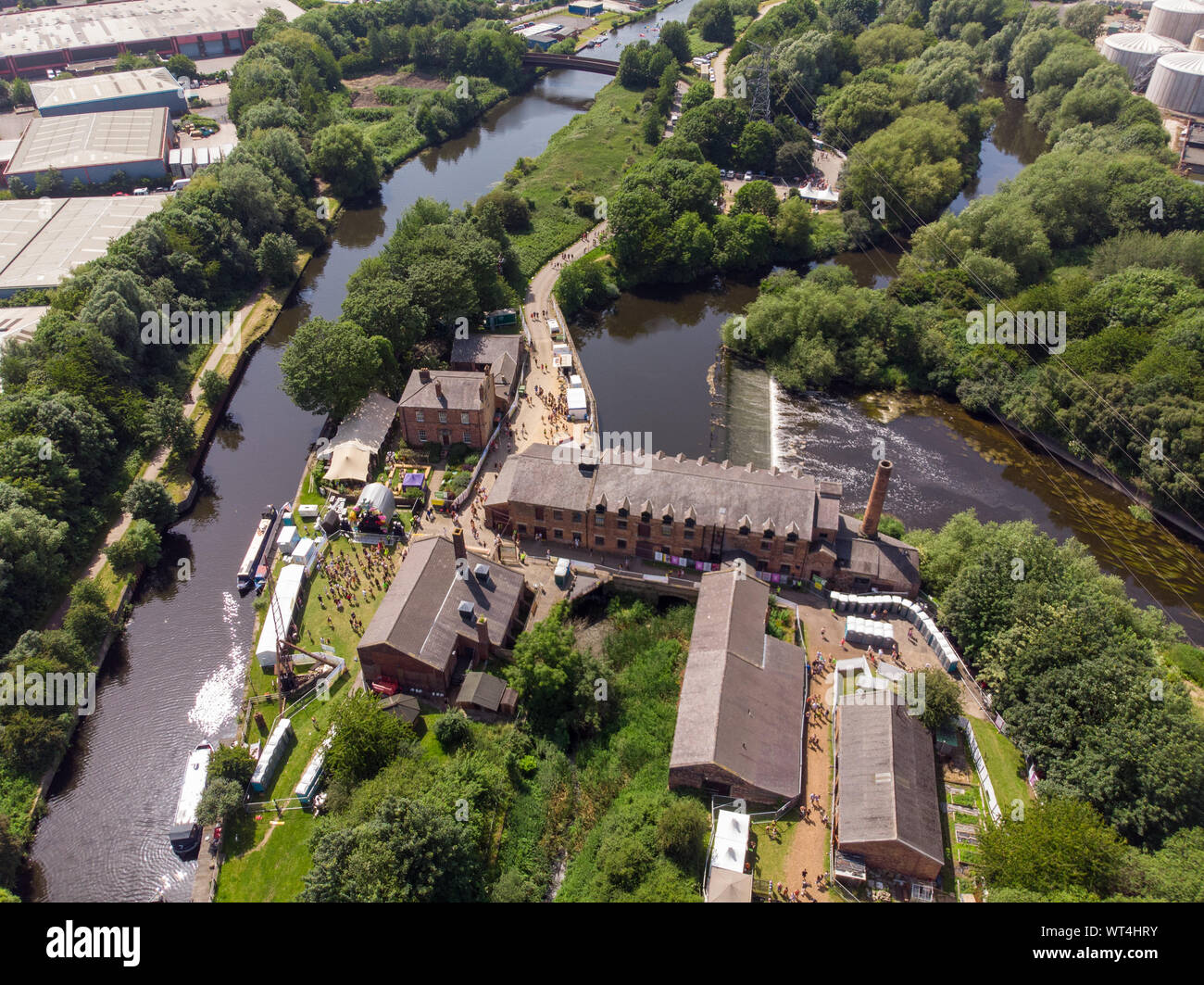 Luftaufnahmen der Made in Leeds Festival im Thwaite Mills entfernt entlang der Seite des Leeds Kanal zeigt das Wasser und Wasserfall an einem sonnigen Stockfoto