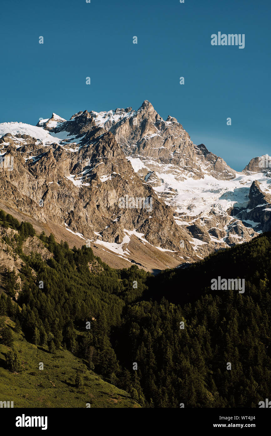 La Meije Berg im Massif des Ecrins Spektrum der Rhône und Isère Departements, mit Blick auf den nahe gelegenen Dorf von La Grave in den Französischen Alpen. Stockfoto