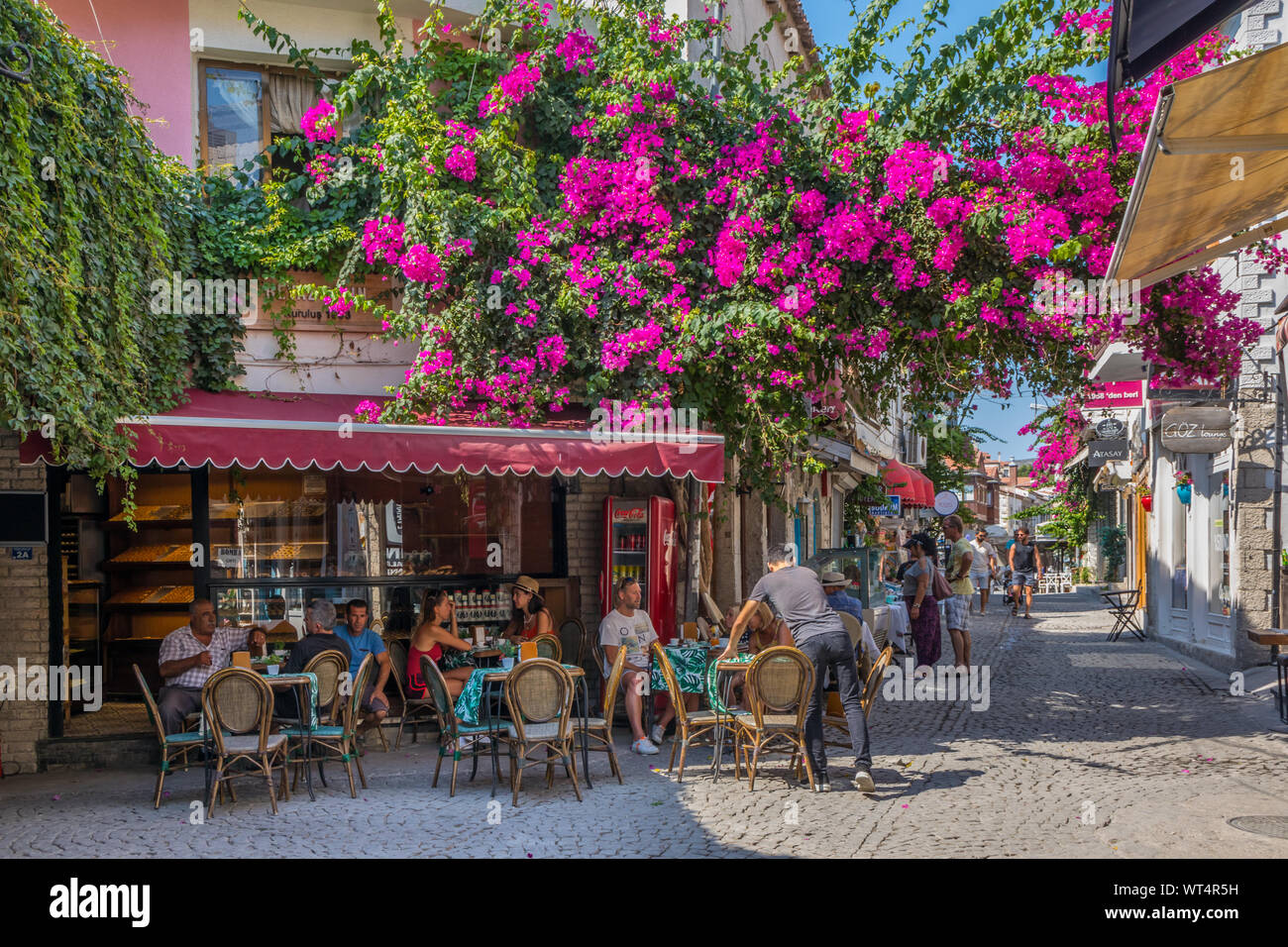 Alacati, Türkei - 4. September 2019: Die Menschen essen in einem Restaurant. Die Stadt ist ein beliebtes Ziel für Touristen. Stockfoto