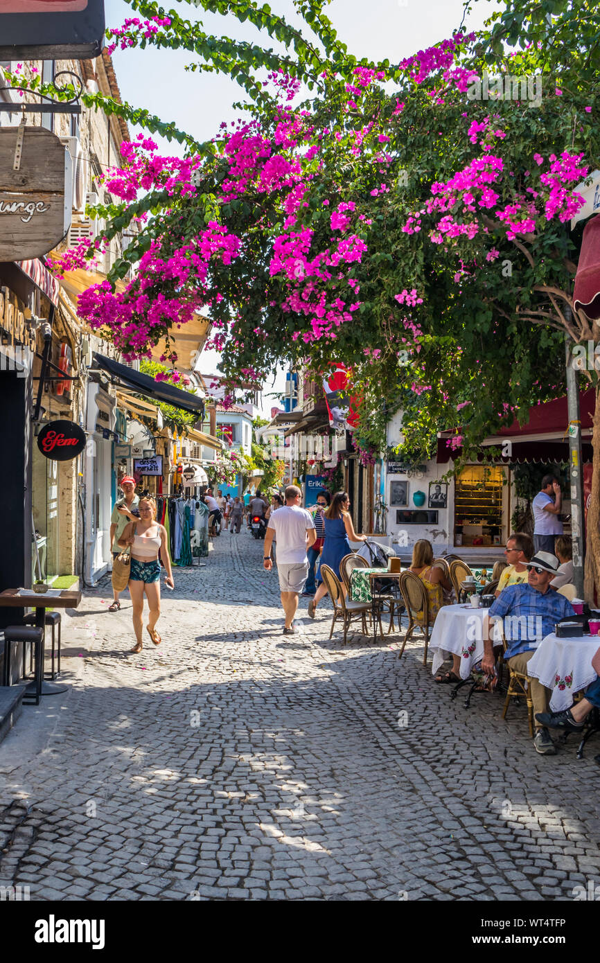 Alacati, Türkei - 4. September 2019: Die Menschen essen in einem Restaurant. Die Stadt ist ein beliebtes Ziel für Touristen. Stockfoto