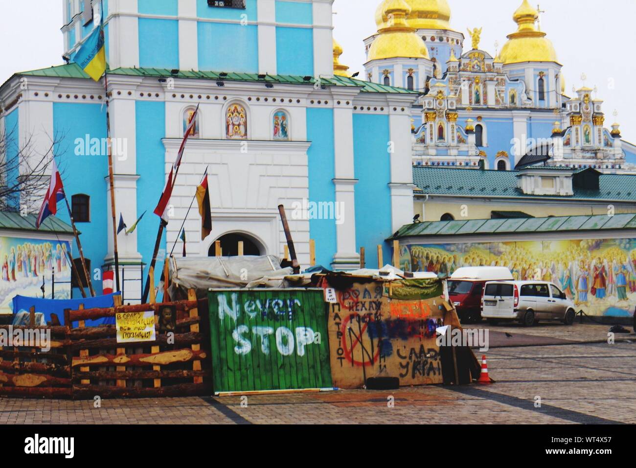Protest-Attribute vor ukrainischen orthodoxen Kirche Stockfoto