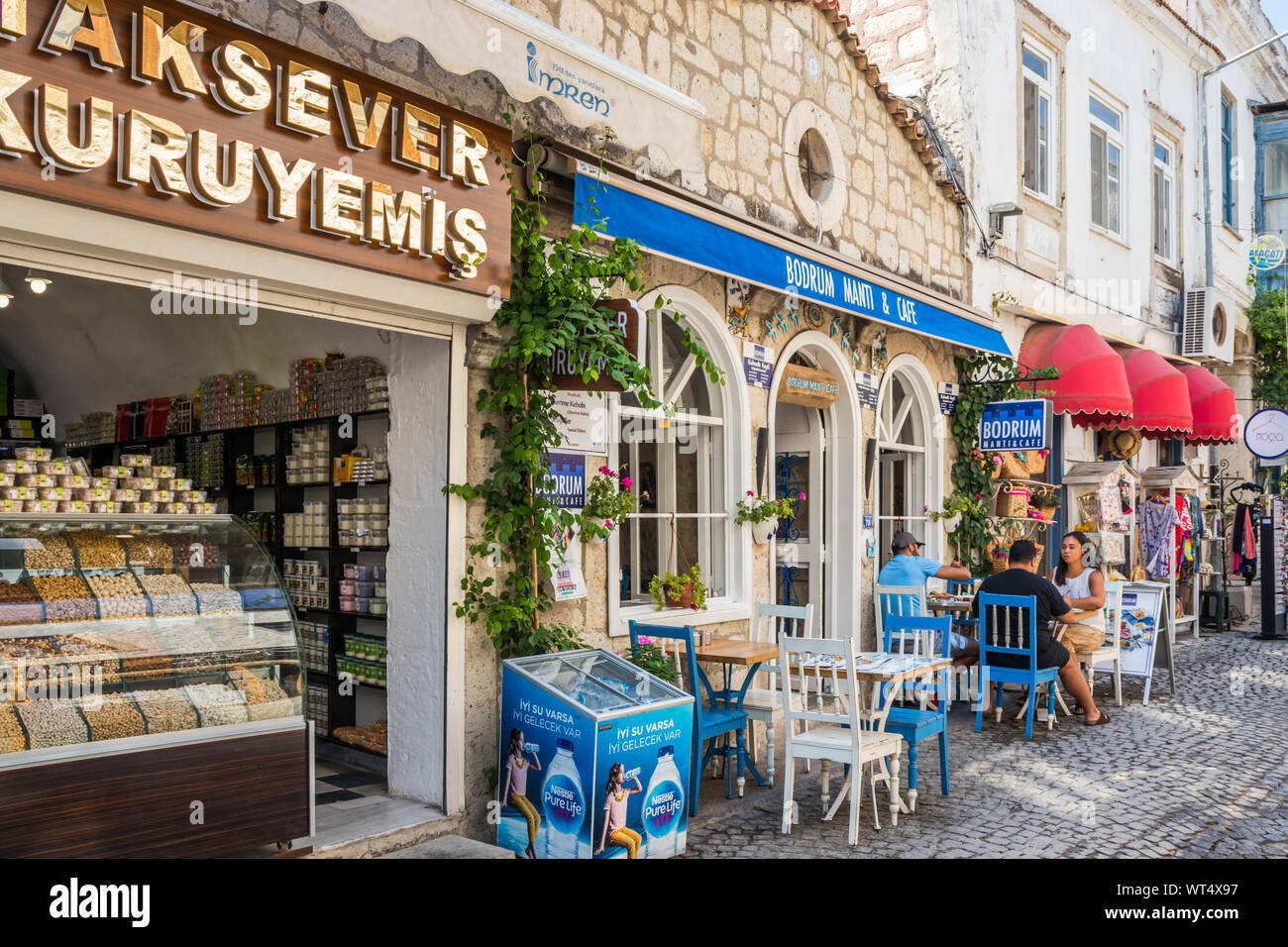 Alacati, Türkei - 4. September 2019: Die Menschen essen in einem Restaurant. Die Stadt ist ein beliebtes Ziel für Touristen. Stockfoto