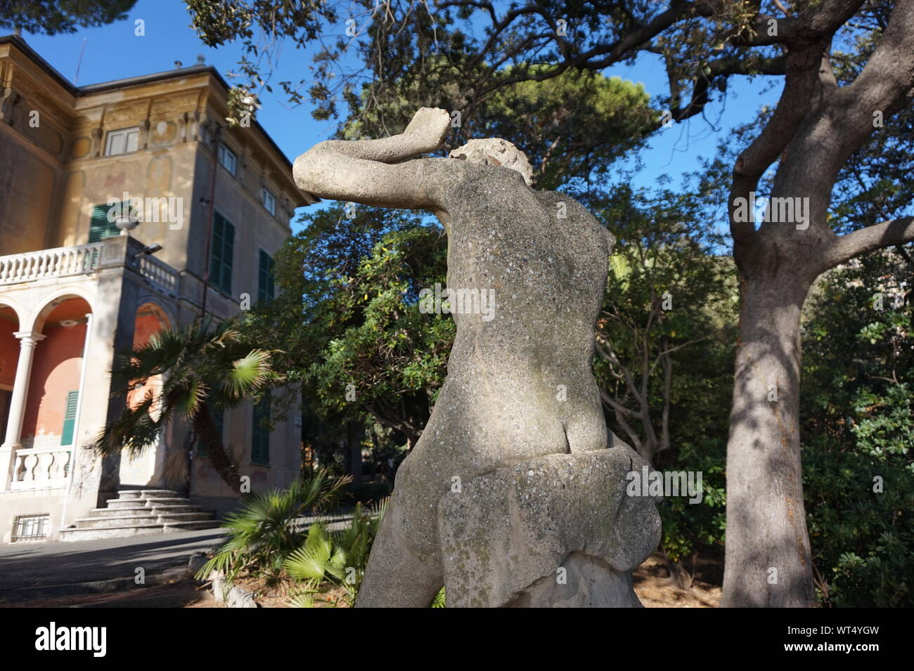 Eine Statue in der Italienischen Gärten des Museo Luxoro in Nervi, in der Nähe von Genua. Stockfoto