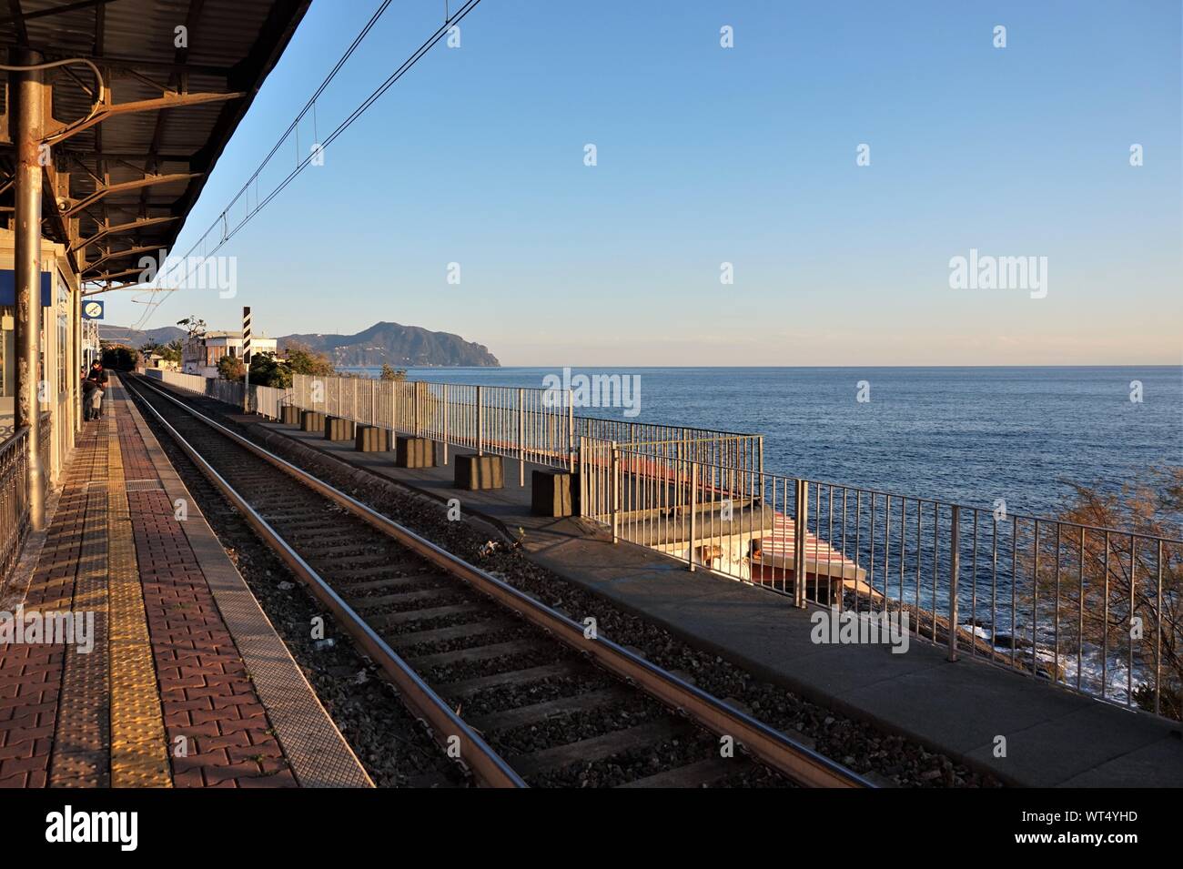 Train platform genova Fotos und Bildmaterial in hoher Auflösung Alamy