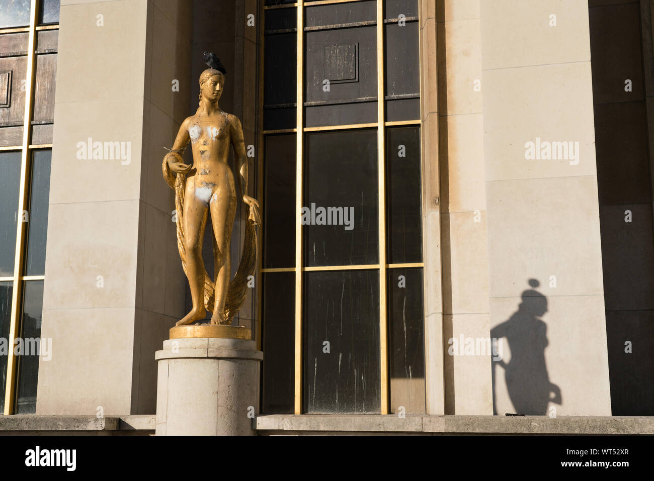 Vandalized goldene Statue im Palais de Chaillot, Trocadero Stockfoto