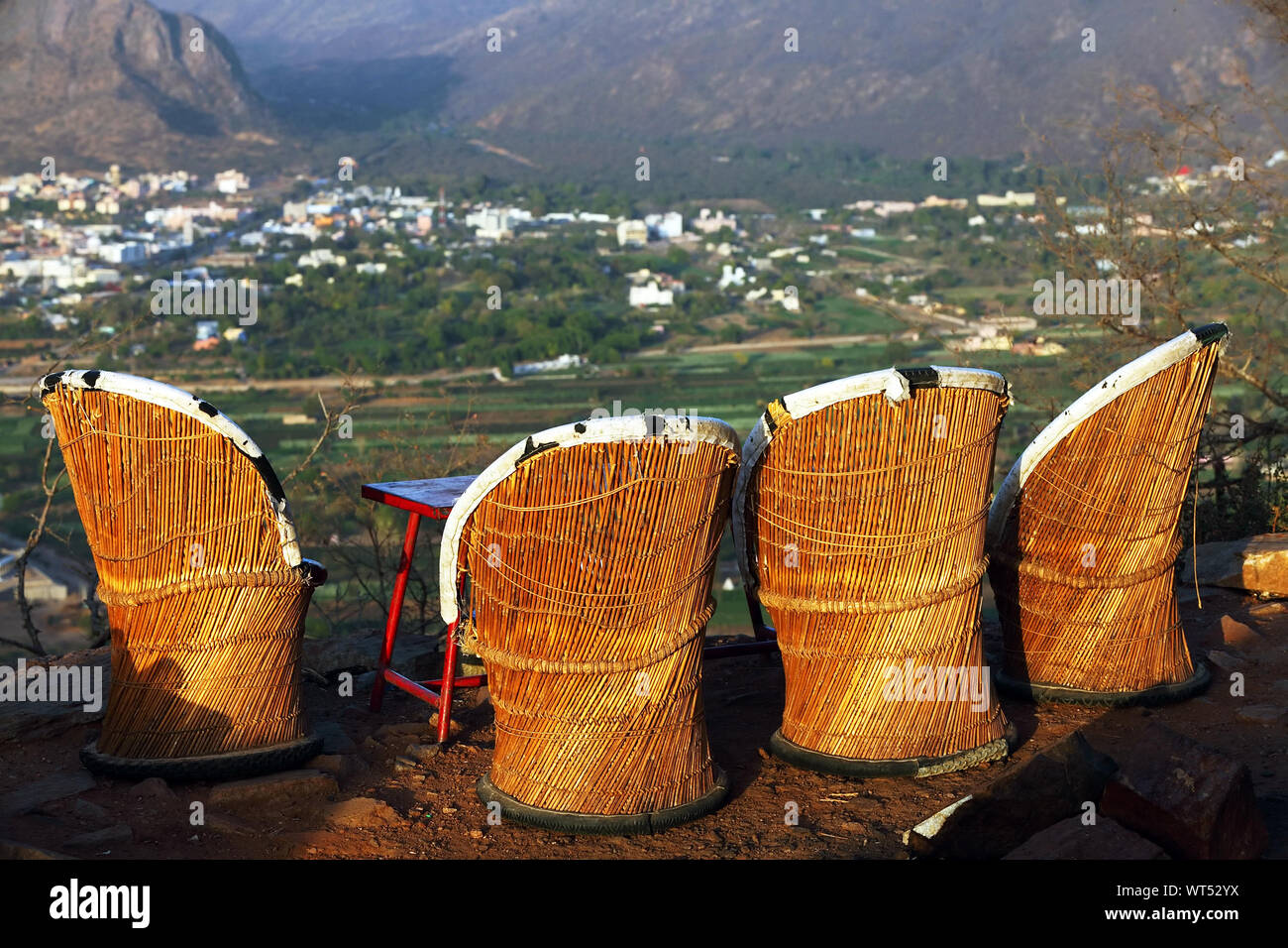 Korbstühle auf einem Hügel mit Blick auf die Landschaft Stockfoto