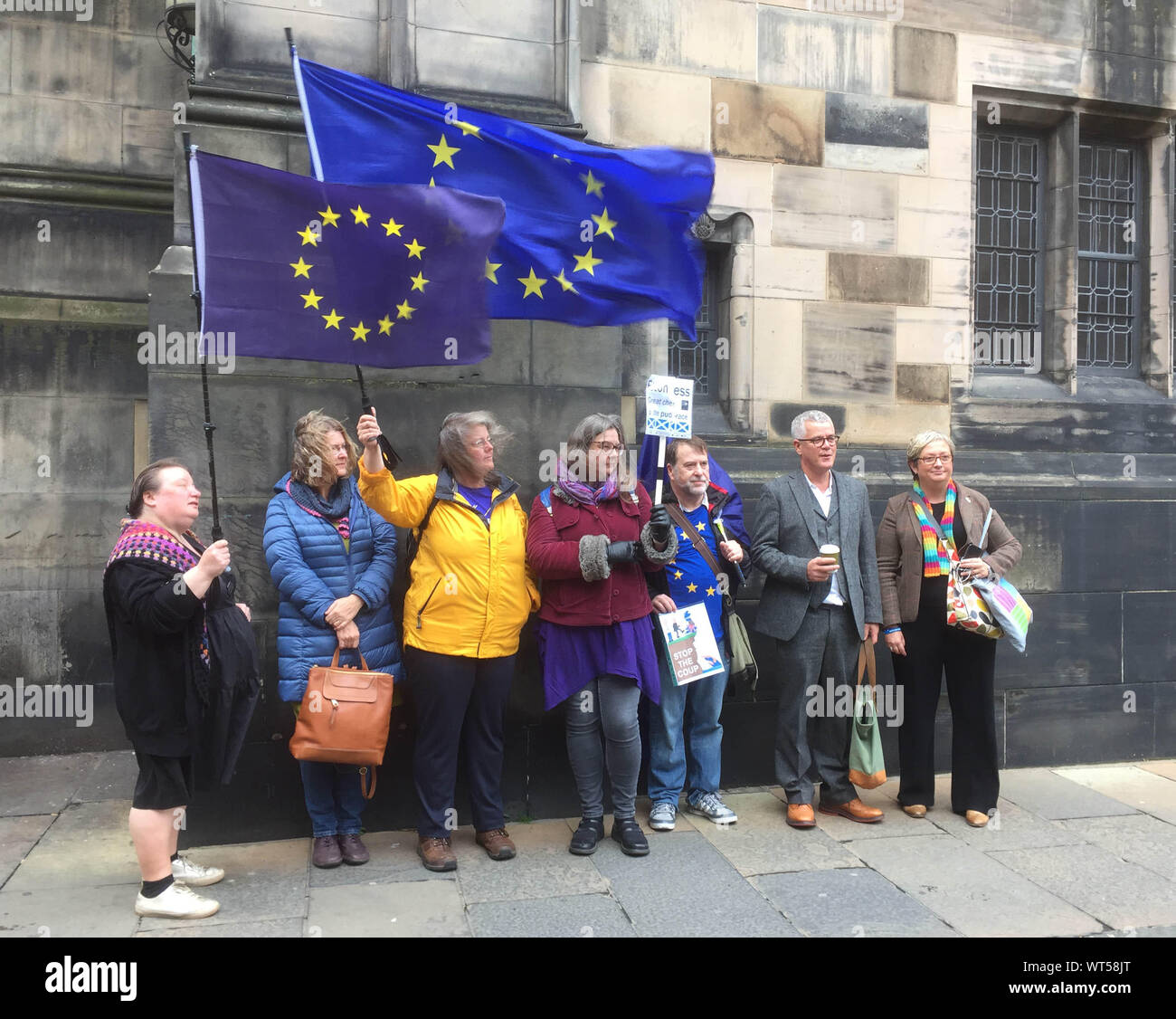 SNP MP Joanna Cherry (rechts), neben Jo Maugham QC, mit Aktivisten vor Gericht der Tagung in Edinburgh, nach dem gesetzlichen Gebot die Aussetzung des Parlaments zu Herausforderung erfolgreich war, und entschied Premierminister Boris Johnson's Einlassung rechtswidrig. Stockfoto