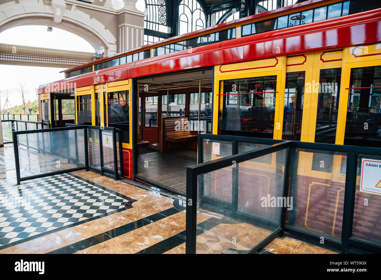 Sapa, Vietnam - 14. Oktober 2018: Fansipan tram station Plattform, Sapa Stadt Fansipan Berg Stockfoto