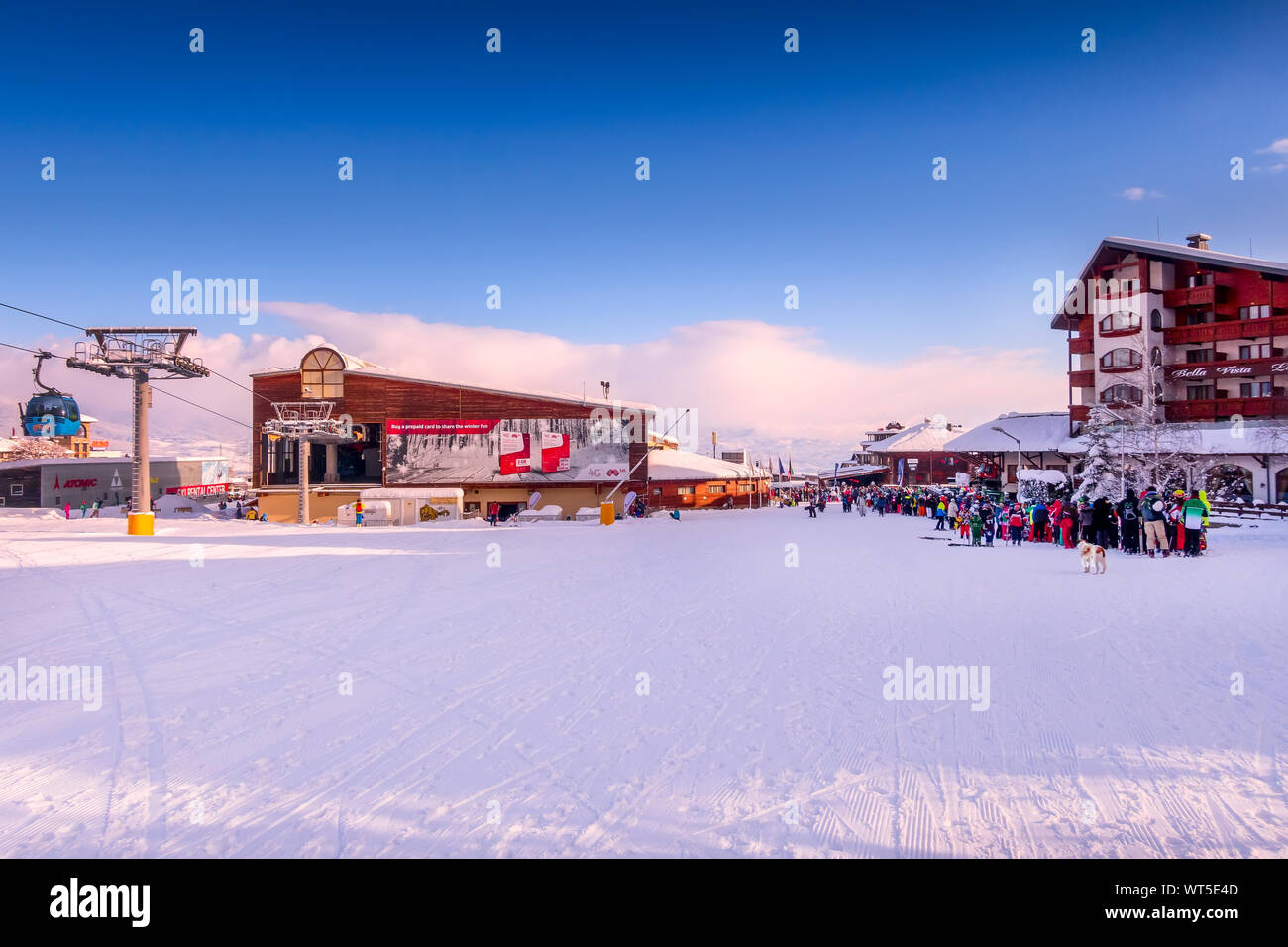 Bansko, Bulgarien - 28. Februar 2018: Bansko Ski Station, Seilbahn und Menschen Warteschlange Stockfoto