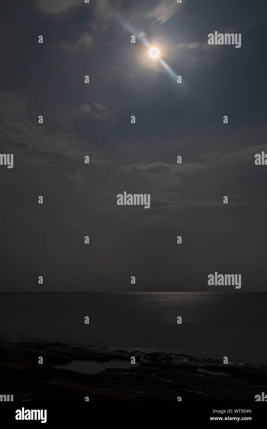 Mond Licht in der Stille Mitternacht mit stillen Meer Wasser Reflexion Bild zeigt die stillen und ruhigen Ambiente. Stockfoto