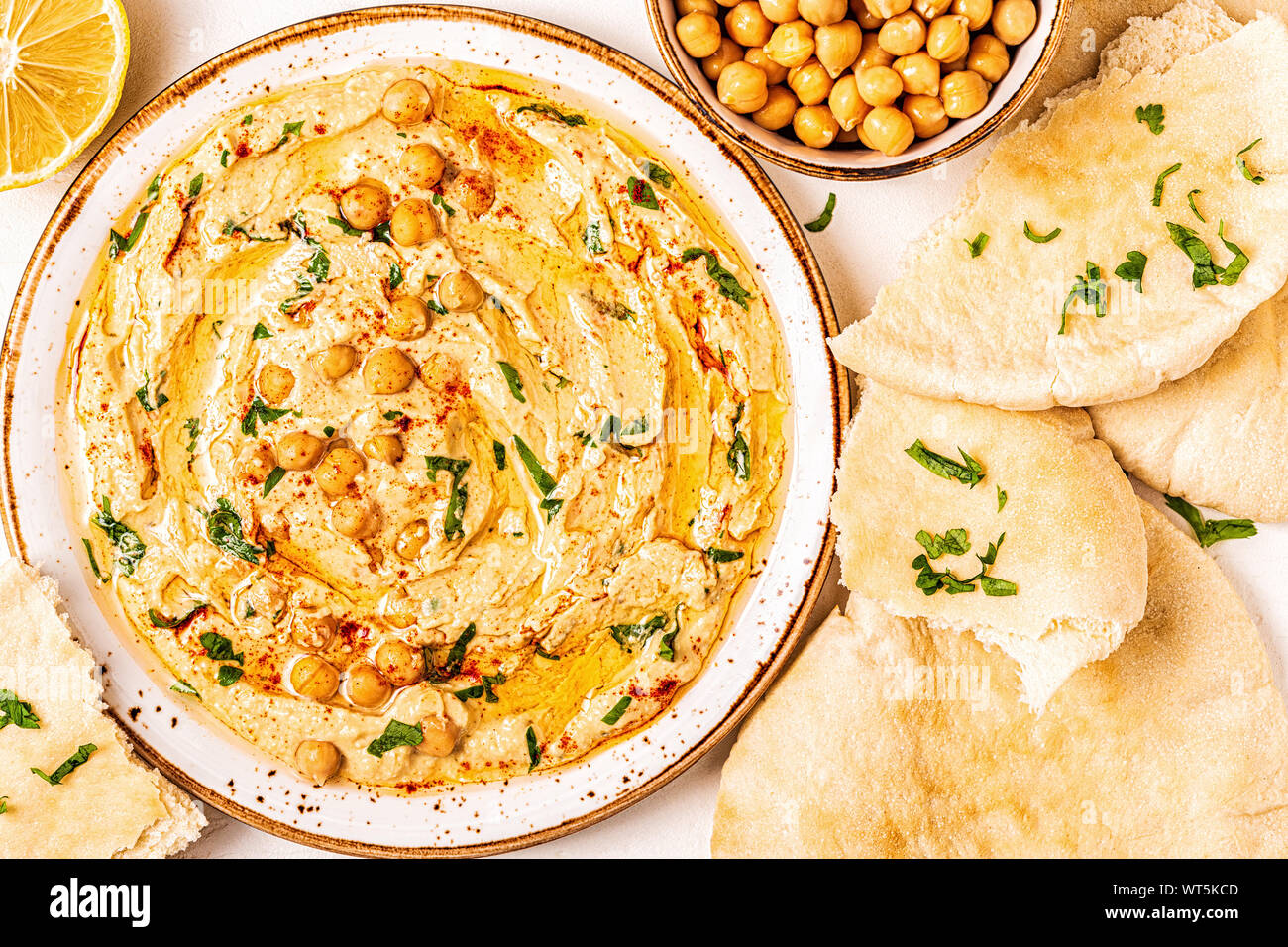 Hausgemachte Hummus, Kichererbsen dip, mit Gewürzen. Ansicht von oben. Stockfoto