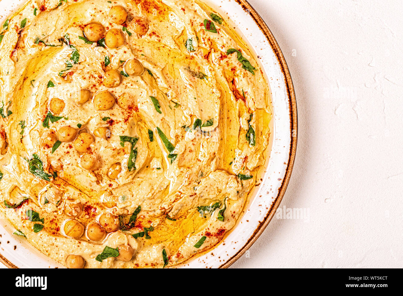 Hausgemachte Hummus, Kichererbsen dip, mit Gewürzen. Ansicht von oben. Stockfoto