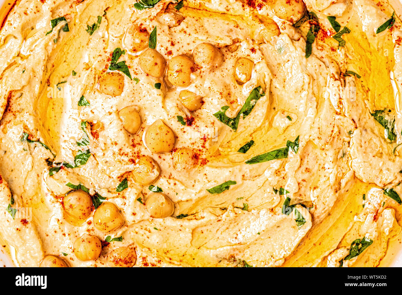 Hausgemachte Hummus, Kichererbsen dip, mit Gewürzen. Ansicht von oben. Stockfoto