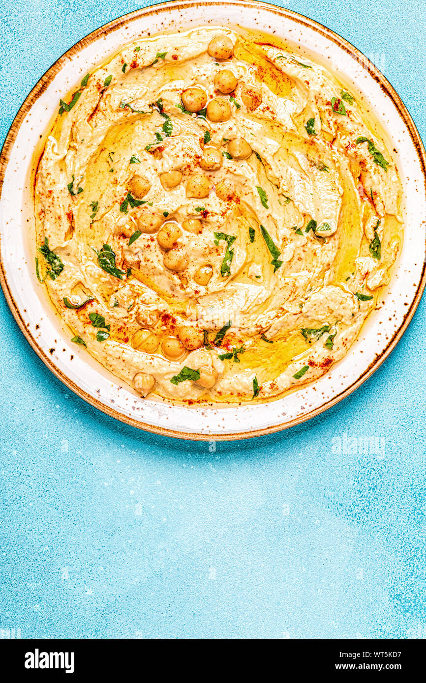 Hausgemachte Hummus, Kichererbsen dip, mit Gewürzen. Ansicht von oben. Stockfoto
