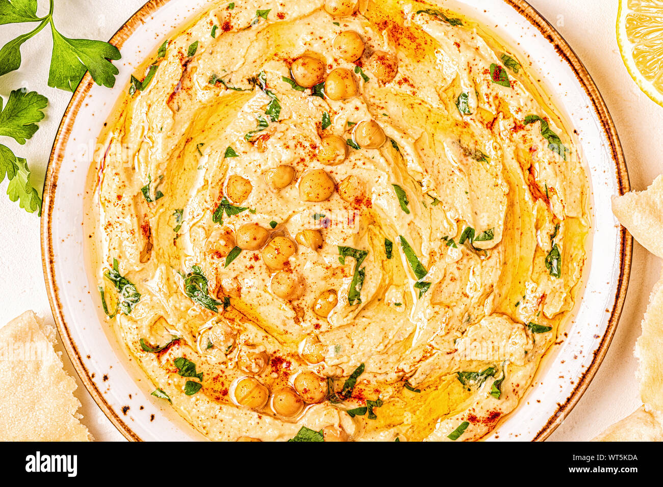 Hausgemachte Hummus, Kichererbsen dip, mit Gewürzen. Ansicht von oben. Stockfoto
