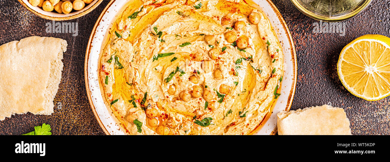 Hausgemachte Hummus, Kichererbsen dip, mit Gewürzen. Ansicht von oben. Stockfoto