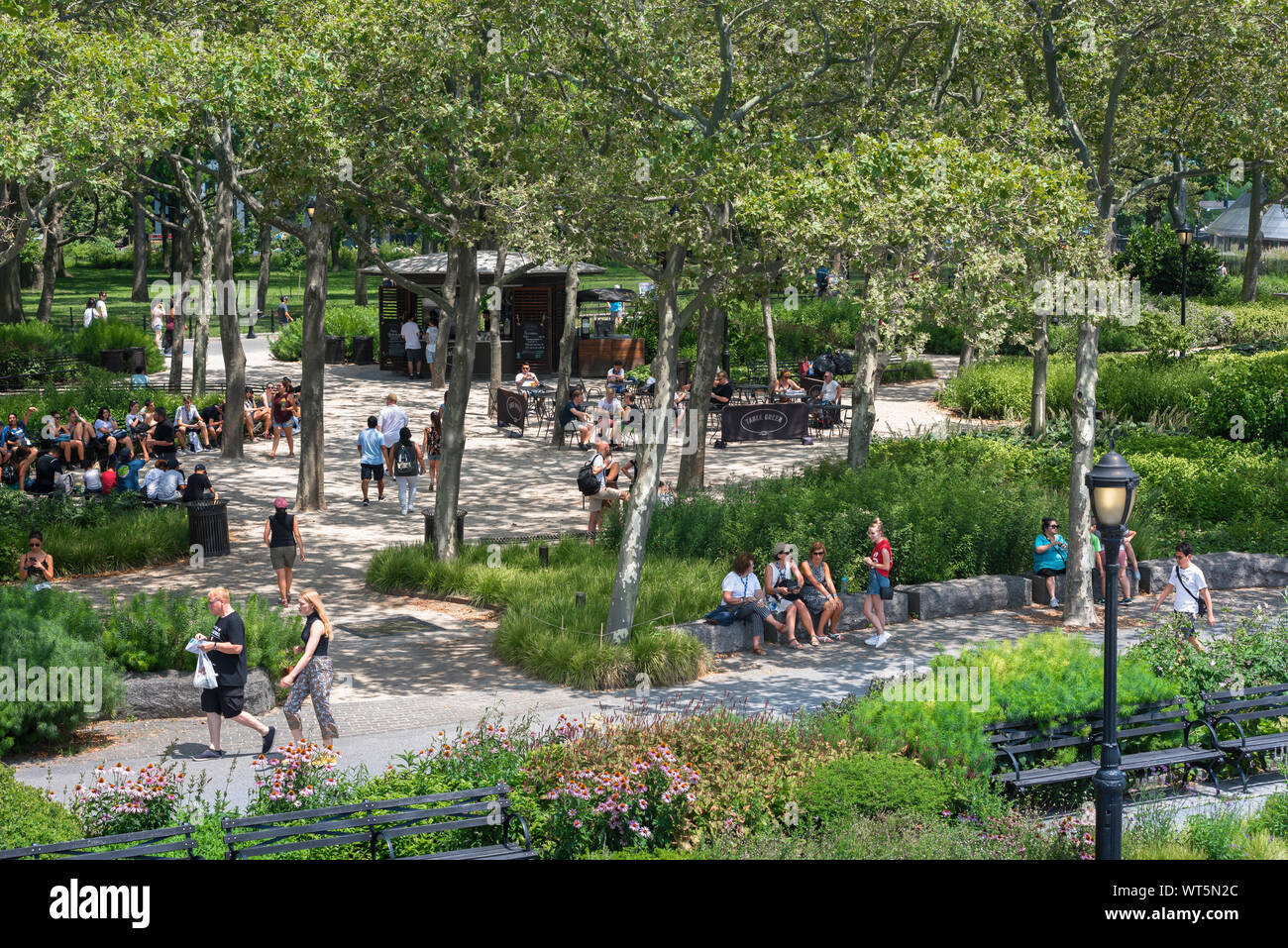 Battery Park New York, Aussicht im Sommer von Menschen entspannend im Battery Park, Manhattan, USA Stockfoto