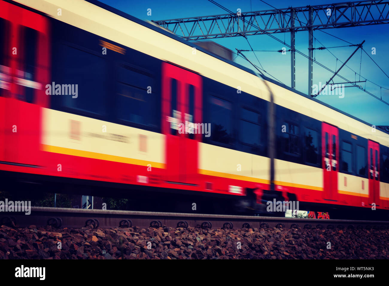 Beschleunigung der Bahn auf s-Schienen Stockfoto