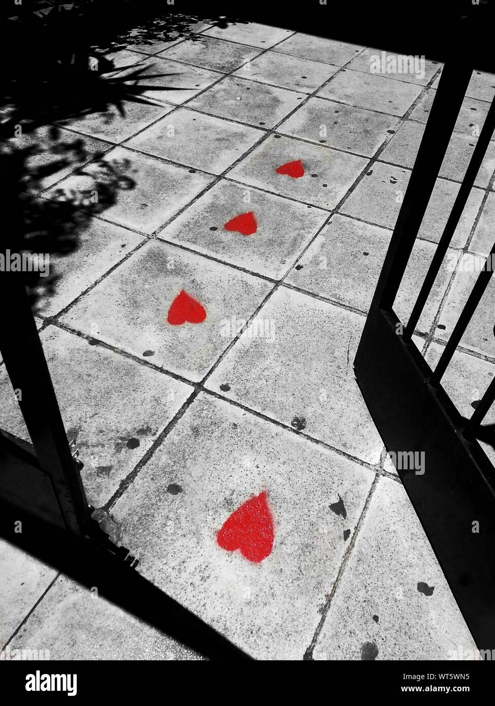 Roten Herzen auf einem Bürgersteig Schablone Stockfoto