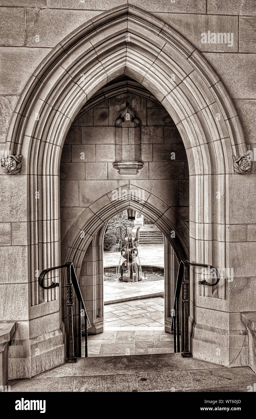 George Tsutakawa's Garth Brunnen gesehen durch eine der Kreuzgang an der Washington National Cathedral Stockfoto