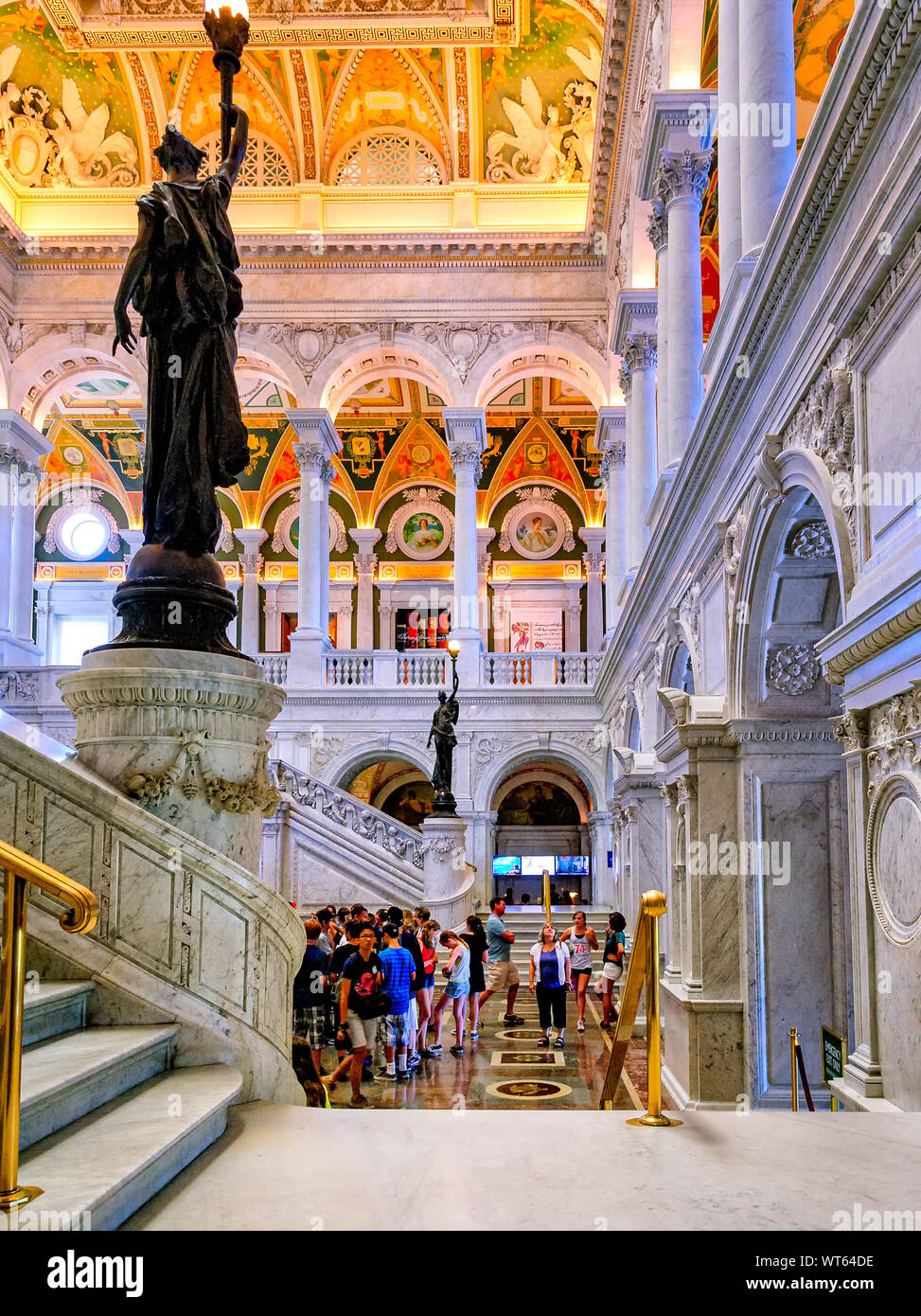 Touristen, die sich in der Aula der Bibliothek des Kongresses, Washington, D.C Stockfoto