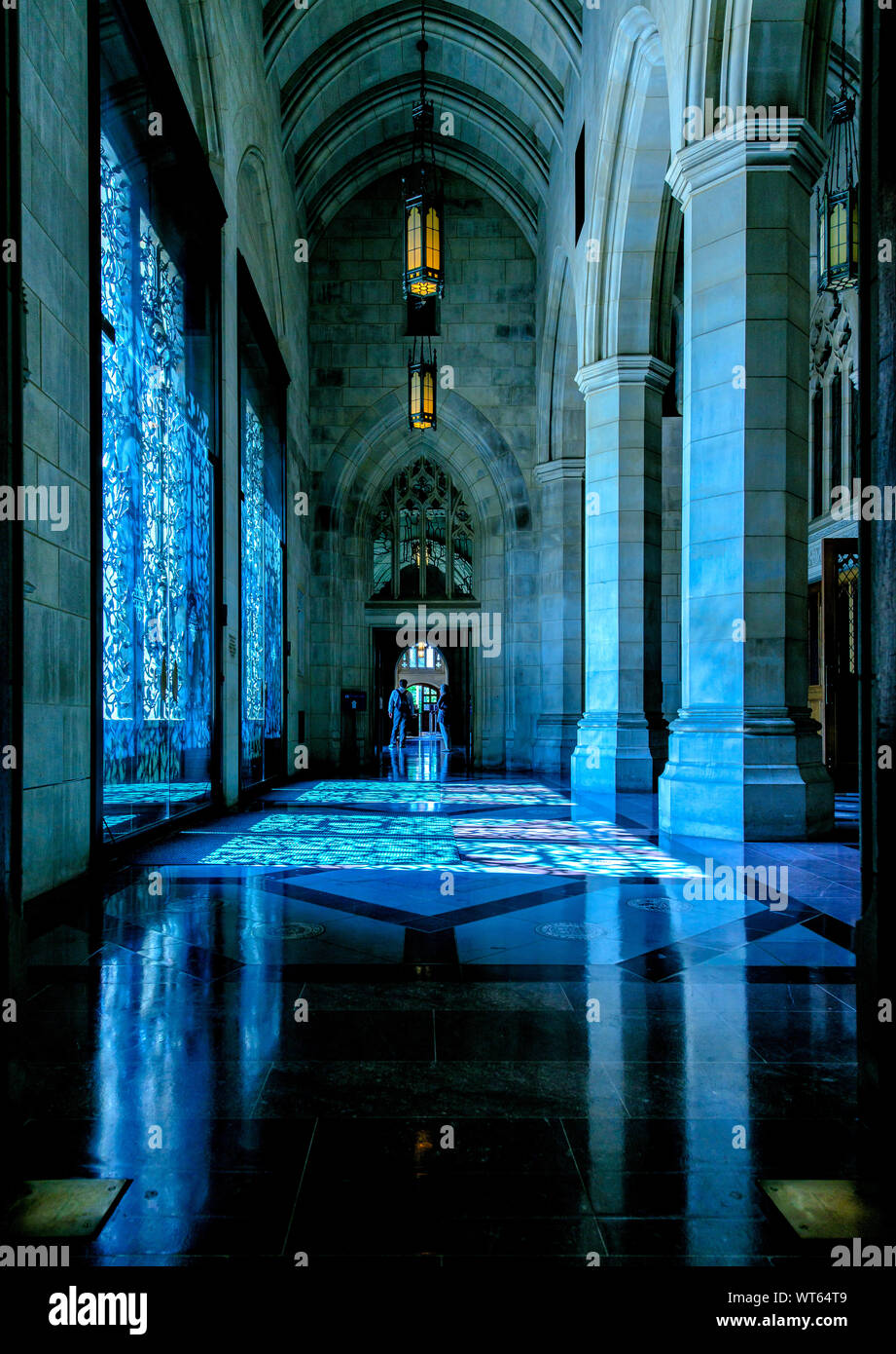Innenraum der Washington National Cathedral durch farbiges Licht vom Stain Glass Windows markiert Stockfoto