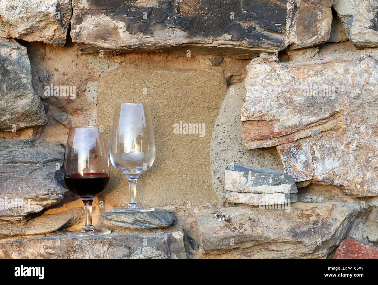 Gläser Wein auf einer alten Steinmauer in Toskana, Italien Stockfoto