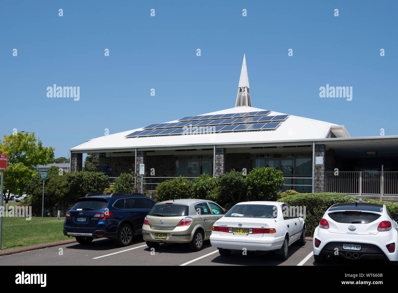 St Martins anglikanische Kirche in der Küstenstadt Ulladulla in Australien nutzt eine gut positioniert, Dach aus Sonnenenergie zu nutzen. Stockfoto