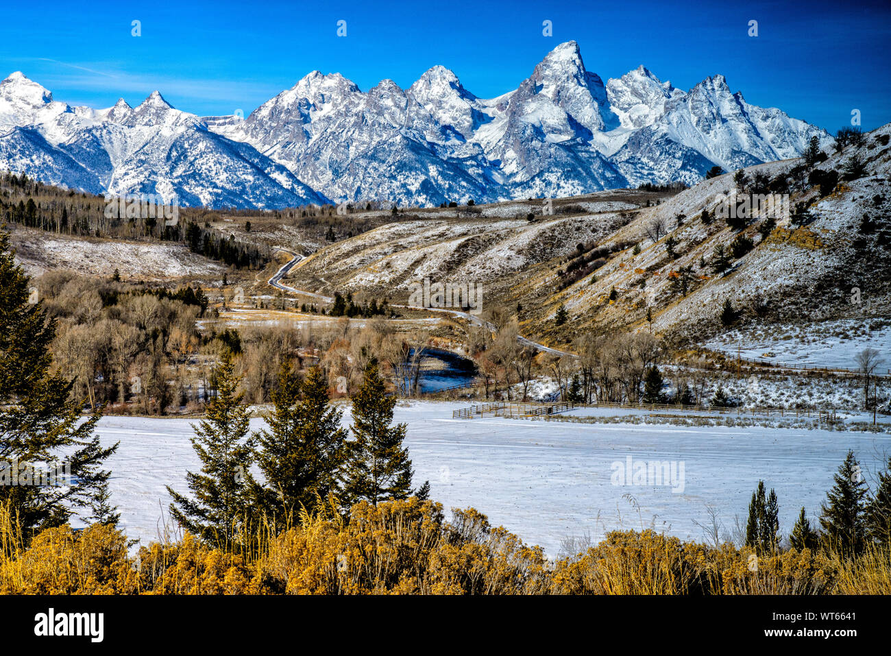 Teton Bergkette Peaks von Gros Ventre Road in der Nähe von Gros Ventre River Ranch gesehen. Stockfoto