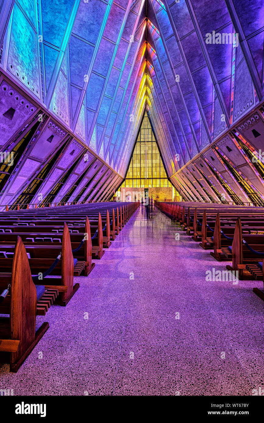Stain Glass windows Färbung an der Innenseite der evangelischen Kapelle an der US Air Force Academy, Stockfoto