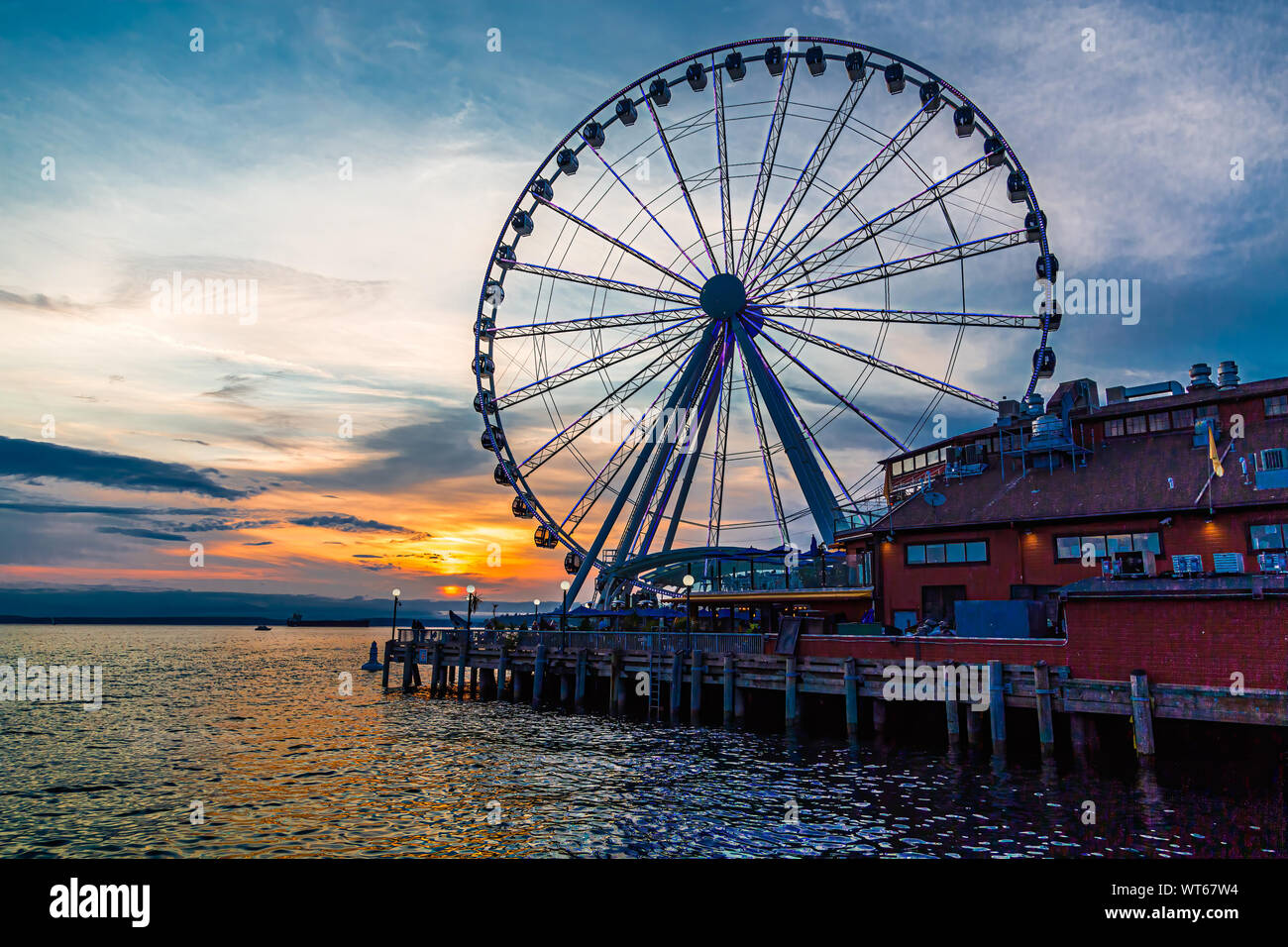 Riesenrad und roten Pier Stockfoto