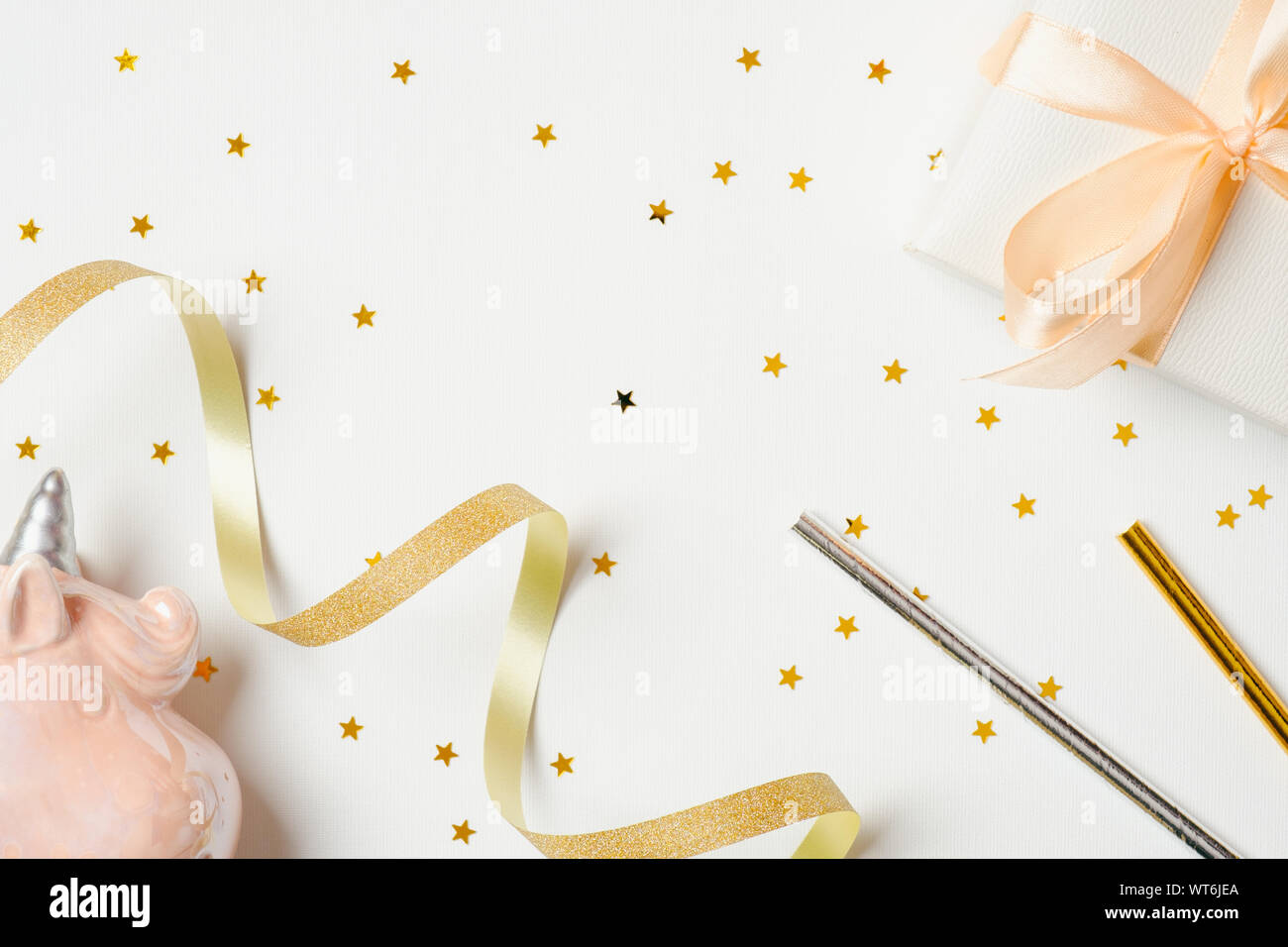 Mädchen Zubehör von Drittanbietern über den weißen Hintergrund. Festliche Material, Konfetti Sterne, Band, rosa Einhorn, Geschenkbox. Einladung, Geburtstag, bachelorette p Stockfoto