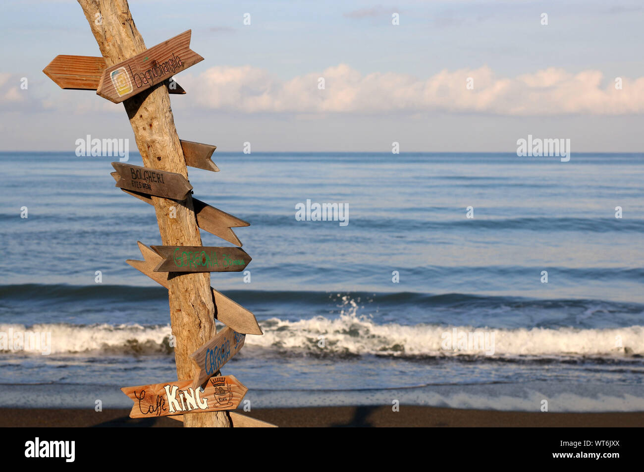 Italien, Region Toskana. Holzschilder am Strand. Stockfoto