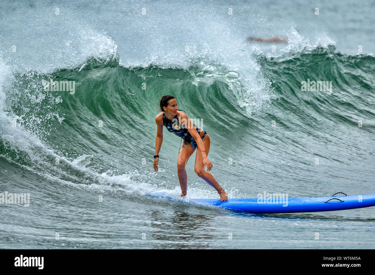 Surfer erfasst eine Welle der South Florida Küste für eine Fahrt in die Ufer, während sie darauf warteten, dass Hurrikan Dorian Stockfoto
